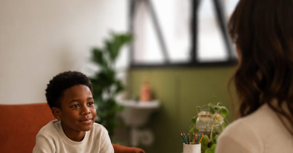 Adolescente em sessão de psicoterapia com uma psicóloga
