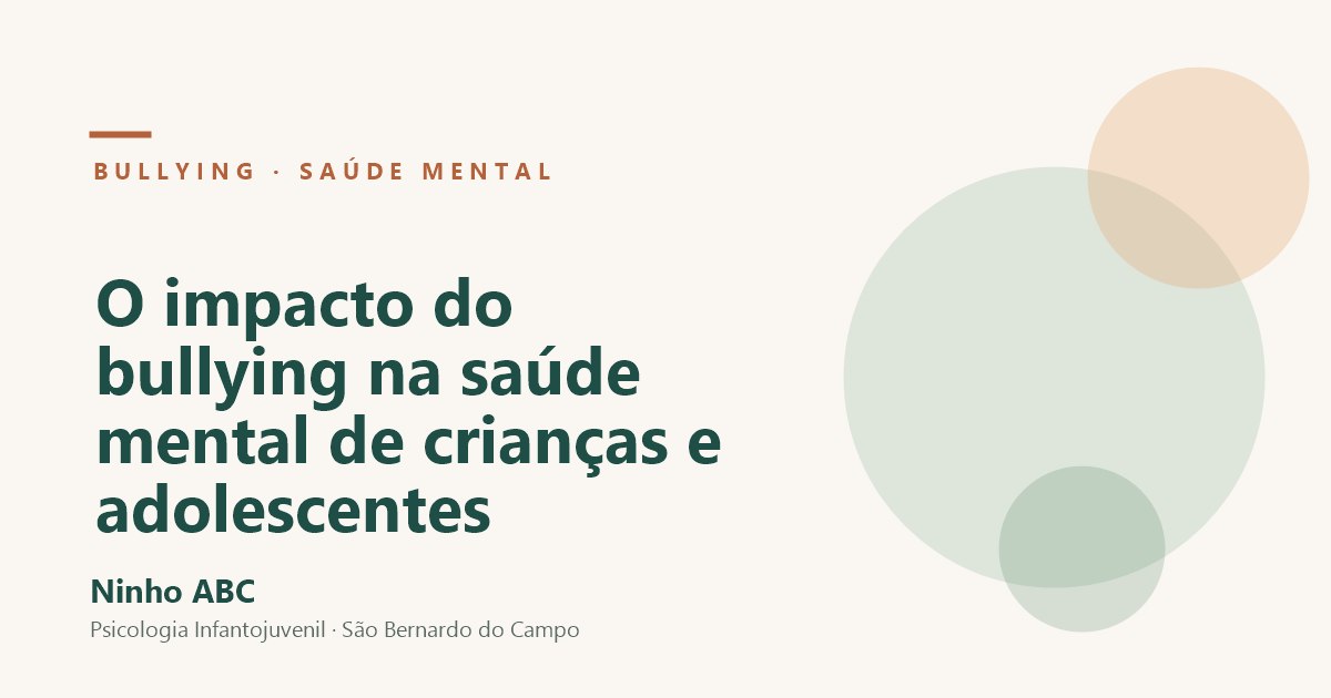 Criança sozinha e cabisbaixa em um pátio de escola