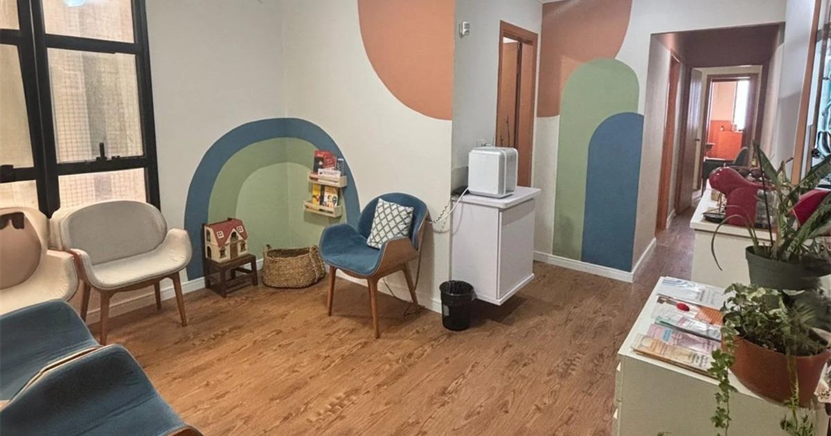 Recepção acolhedora da Ninho ABC com poltronas, murais coloridos e brinquedos