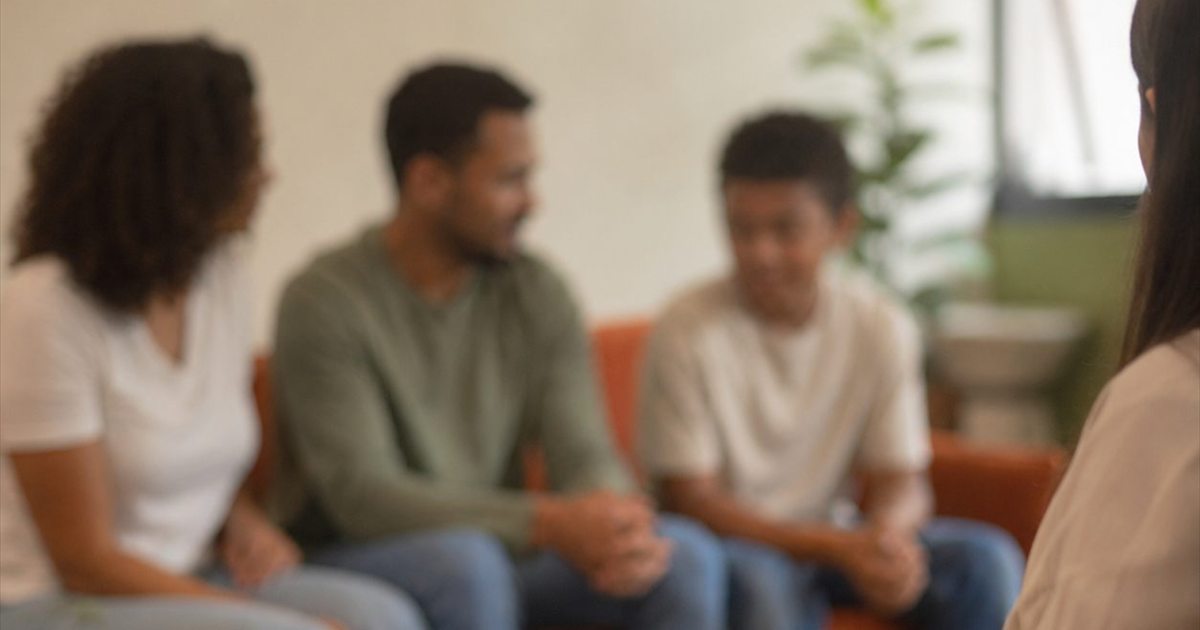 Família em sessão de terapia com uma psicóloga
